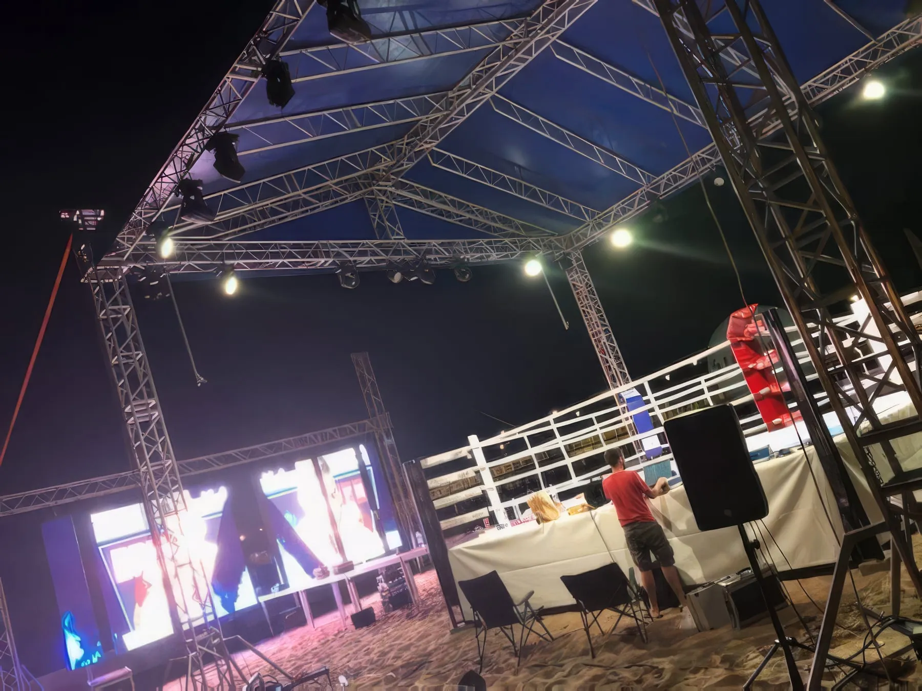 Gala sportów walki w plenerze, wieczorem